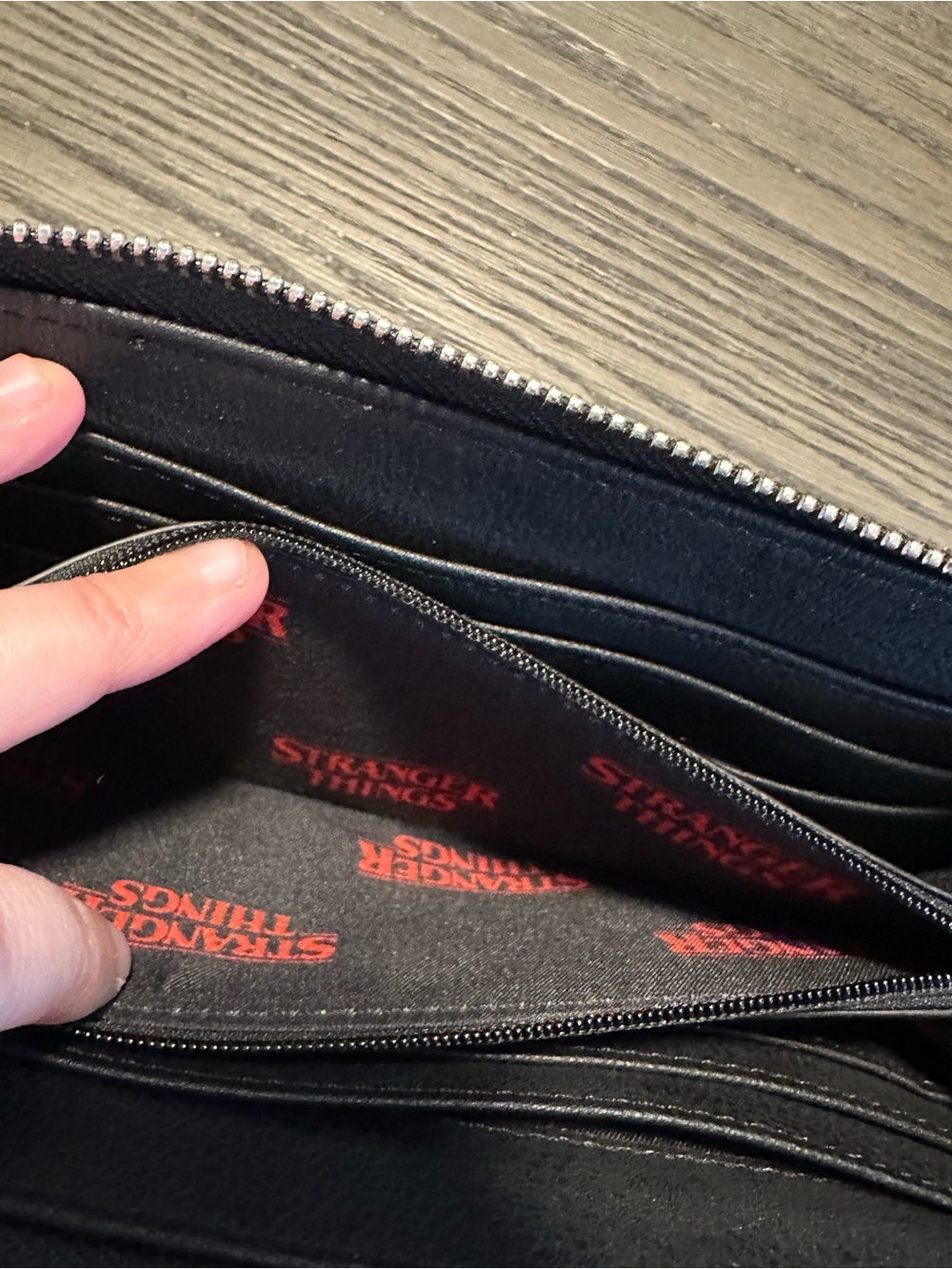 Stranger Things Wallet - Picture 9 of 10